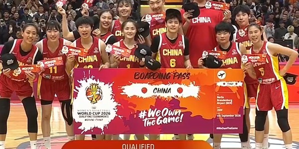 中国女篮晋级26年世界杯！王思雨笑得很开心，不断与张子宇互动