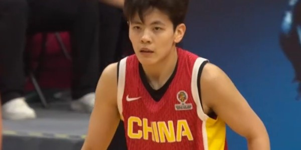 中国女篮晋级26年世界杯！王思雨笑得很开心，不断与张子宇互动