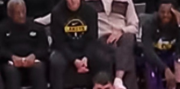 哥俩好！东契奇和里夫斯场边观战贴贴坐 东子手直接搭小里身后