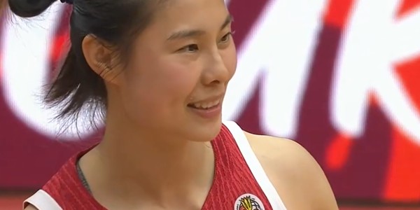 中国女篮晋级26年世界杯！王思雨笑得很开心，不断与张子宇互动