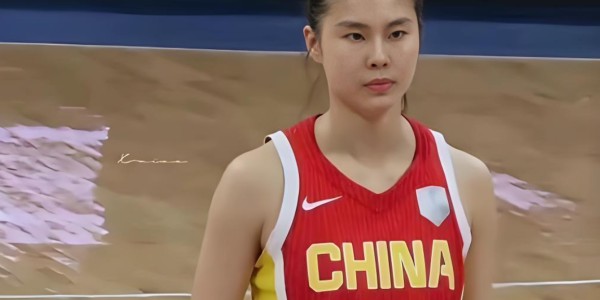 中国女篮晋级26年世界杯！王思雨笑得很开心，不断与张子宇互动