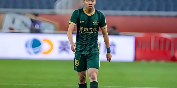 银河娱乐城-当浙江球员本轮向球迷谢场时，谁注意到王钰栋这个举动，引发热议