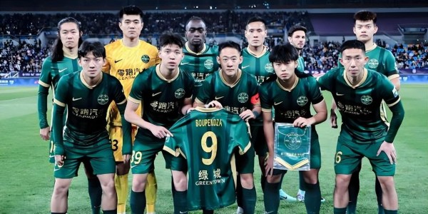 银河娱乐城-当浙江球员本轮向球迷谢场时，谁注意到王钰栋这个举动，引发热议