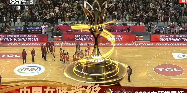 中国女篮晋级26年世界杯！王思雨笑得很开心，不断与张子宇互动